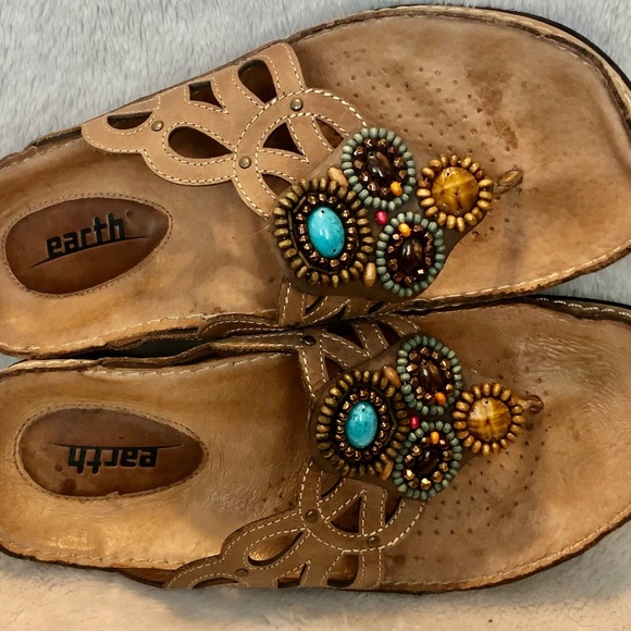 Earth Freesia Leather Embellished Thong Sandal Sz7 - Picture 3 of 9